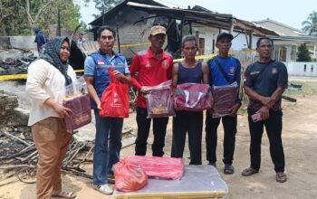 Korban kebakaran cupat dapat bantuan. Foto: Istimewa.