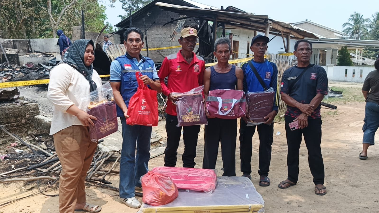Korban kebakaran cupat dapat bantuan. Foto: Istimewa.