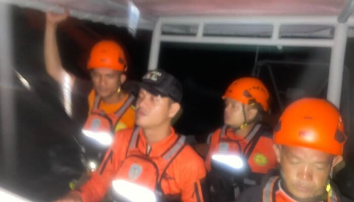 Kapal Bocor Nyaris Tenggelam di Karang Ular, Dua Nelayan Mentok Selamat