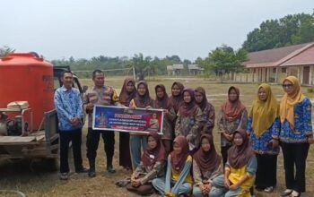 Polsek Simpang Teritip salurkan bantuan air bersih ke sekolah. Foto: Istimewa.