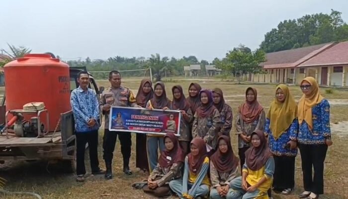 Polsek Simpang Teritip Bantu Sekolah yang Krisis Air Bersih