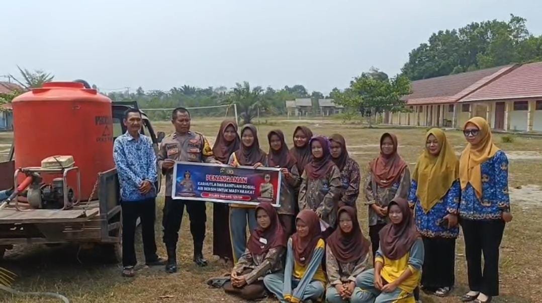 Polsek Simpang Teritip salurkan bantuan air bersih ke sekolah. Foto: Istimewa.