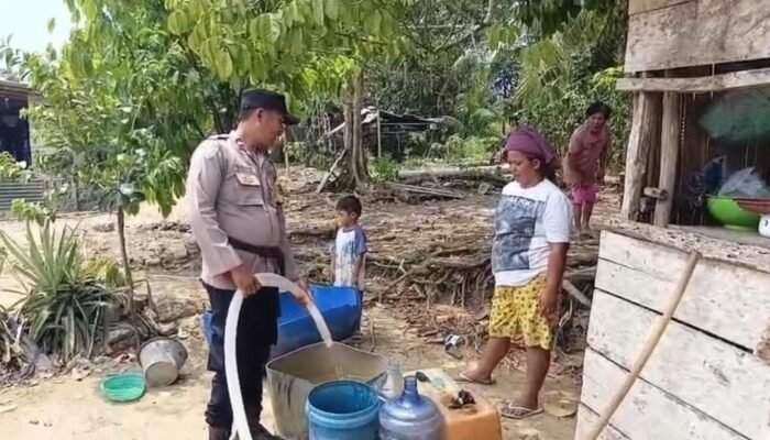 Polsek Jebus Bantu Warga Ranggi Asam yang Krisis Air Bersih