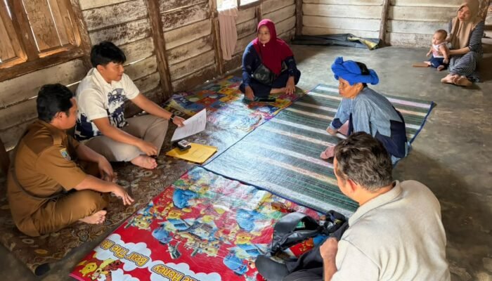 Kanit Reskrim Polsek Kelapa, Aipda Eson Saputra saat bersama keluarga Kamaluddin. 