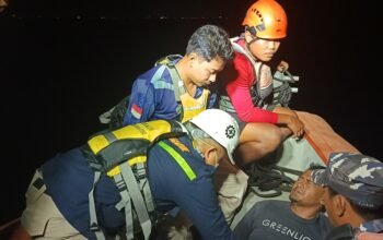 Evakuasi penumpang kapal. Foto: Istimewa.