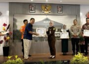 Kejari Babar raih penghargaan pengelola PNBP terbaik se-babel semester i 2026. Foto: Istimewa.