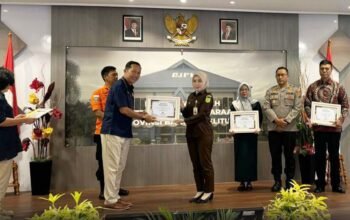 Kejari Babar raih penghargaan pengelola PNBP terbaik se-babel semester i 2026. Foto: Istimewa.
