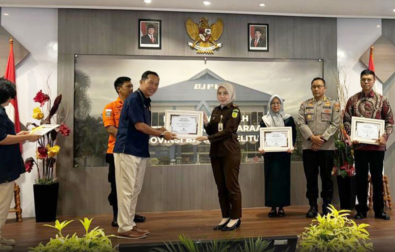 Kejari Babar raih penghargaan pengelola PNBP terbaik se-babel semester i 2026. Foto: Istimewa.