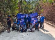 Demokrat Babel bantu perbaikian jalan. Foto: Rizki Ramadhani.