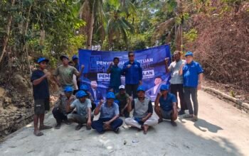Demokrat Babel bantu perbaikian jalan. Foto: Rizki Ramadhani.