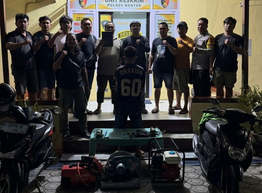 Tim Macan Putih dan Meriam Polsek Mentok amankan pelaku pencurian. Foto: Istimewa.