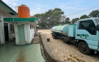KNPI Babar salurkan bantuan air bersih ke Masjid Baitul Hikmah Mentok. Foto: Istimewa.
