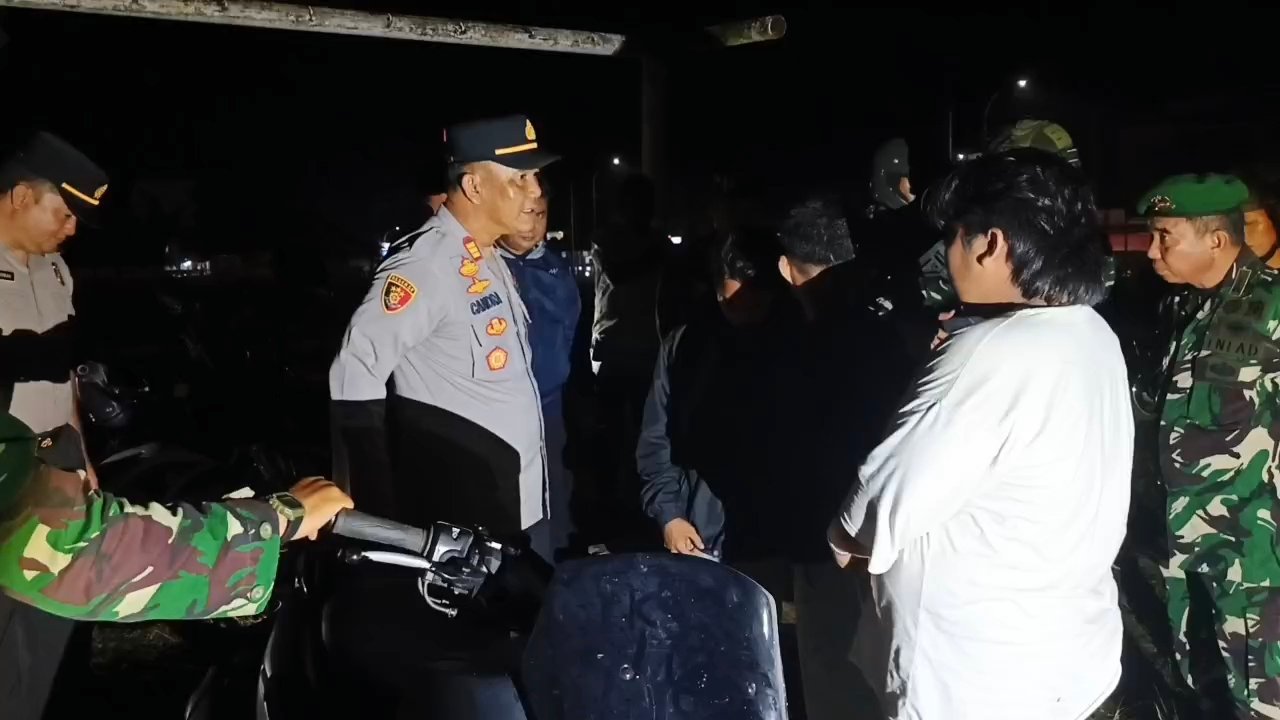 AKP Candra Wijaya saat memberikan pengarahan ke pemuda. Foto: Istimewa.