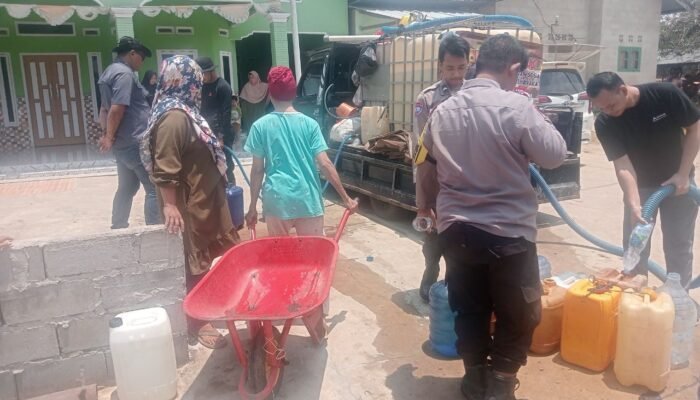 Polsek Tempilang Salurkan 4 Ton Air Bersih untuk Warga