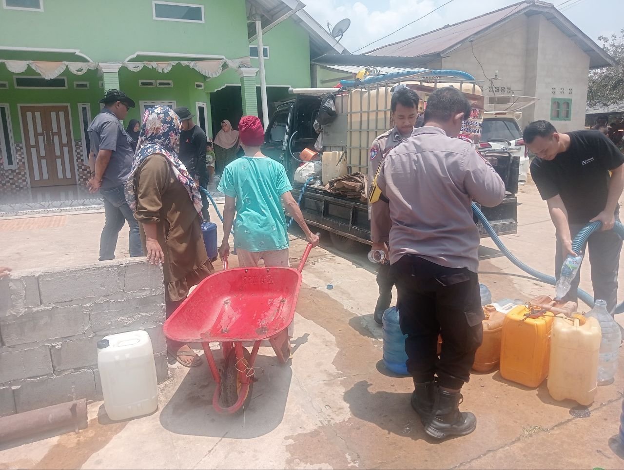 Bantuan air bersih Polsek Tempilang. Foto: Istimewa.