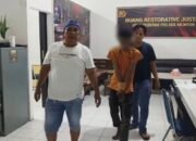 DS saat diamankan Polsek Mentok. Foto: Istimewa.