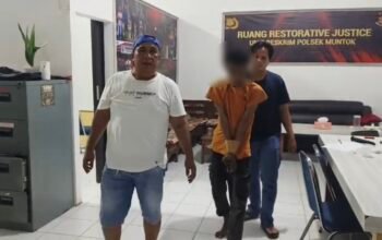 DS saat diamankan Polsek Mentok. Foto: Istimewa.