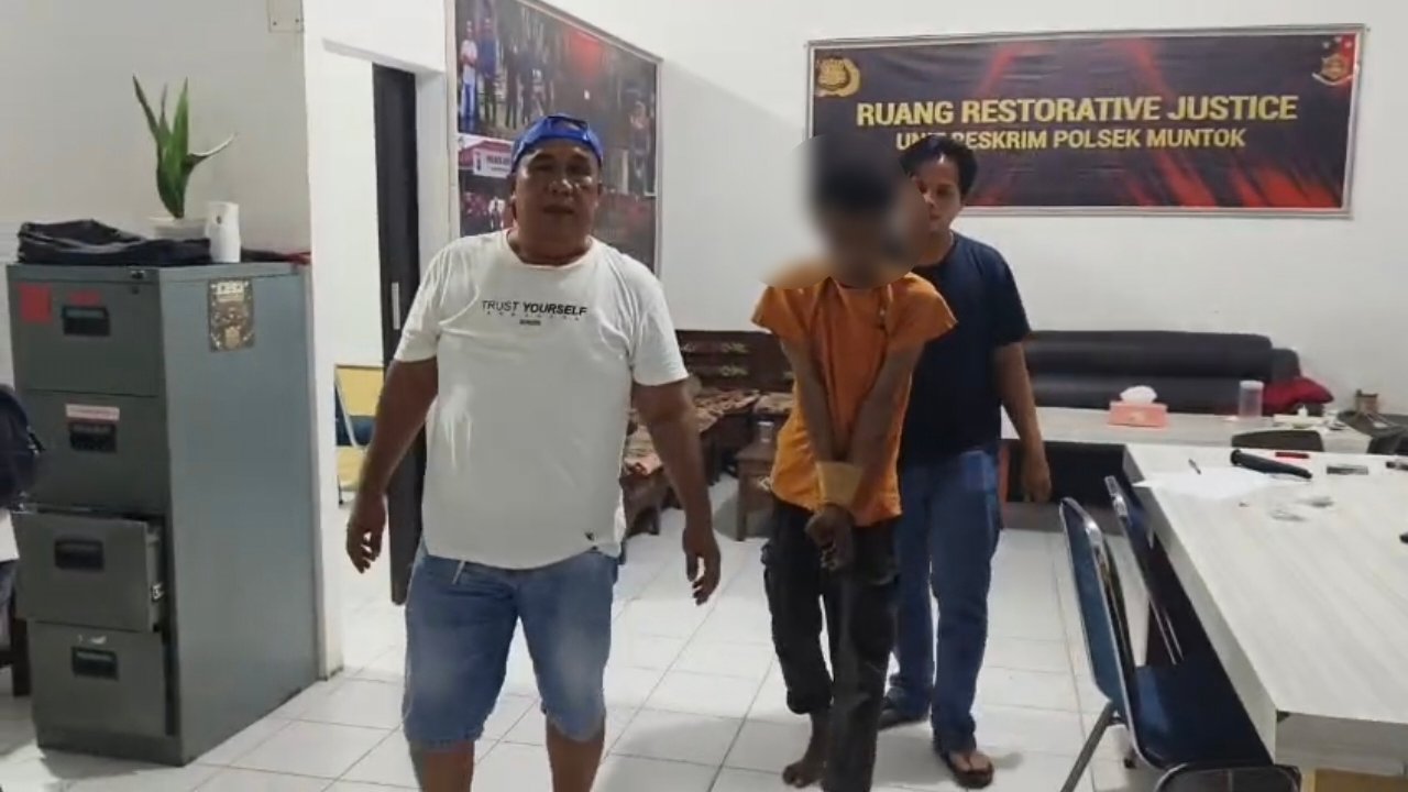 DS saat diamankan Polsek Mentok. Foto: Istimewa.