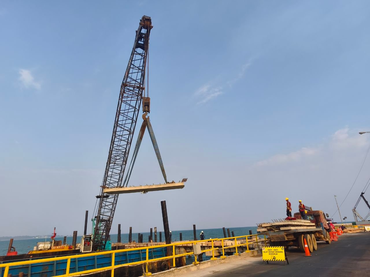 Pembangunan Dermaga II Pelabuhan Tanjung Kalian. Foto: Rizki Ramadhani.