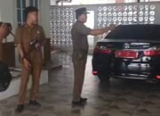 Tangkapan layar video penarikan mobil dinas Wagub Hellyana. Foto: Istimewa.