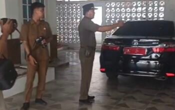 Tangkapan layar video penarikan mobil dinas Wagub Hellyana. Foto: Istimewa.