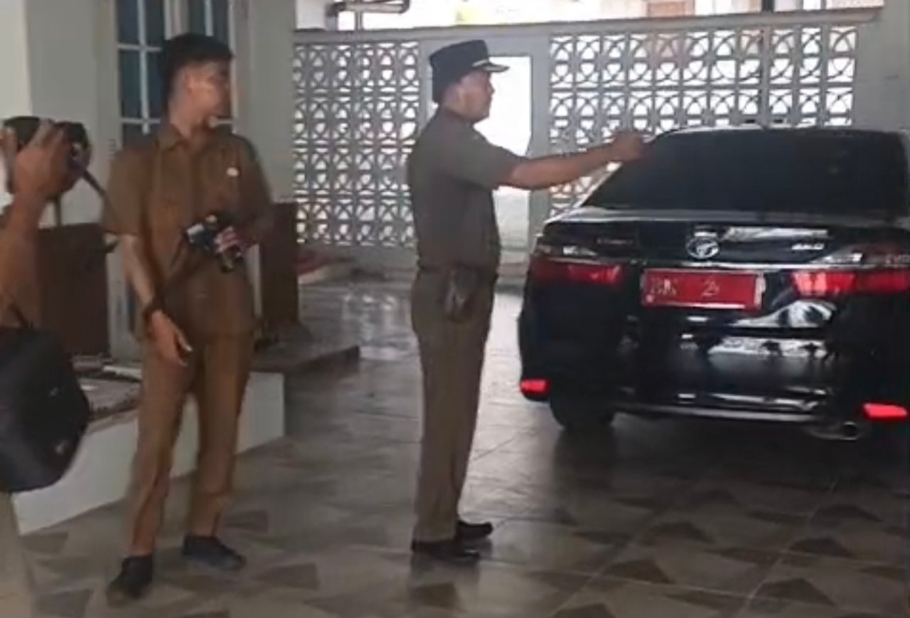 Tangkapan layar video penarikan mobil dinas Wagub Hellyana. Foto: Istimewa.