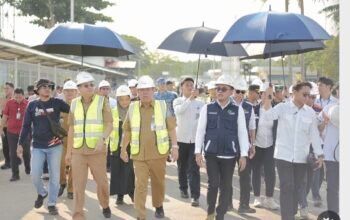 Markus saat meninjau Pelabuhan Tanjung Kalian. Foto: Istimewa.
