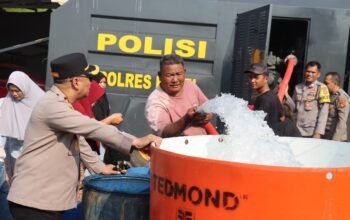 Bantuan air bersih Polres Bangka Selatan. Foto: Istimewa.