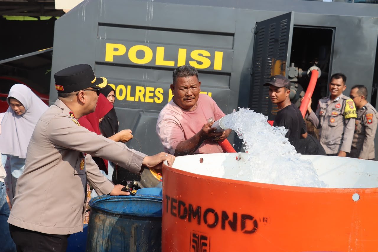 Bantuan air bersih Polres Bangka Selatan. Foto: Istimewa.