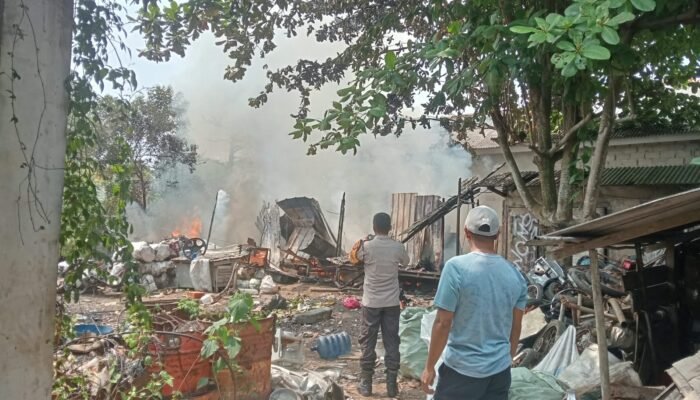 Gudang Rongsokan di  Bangka Barat Terbakar
