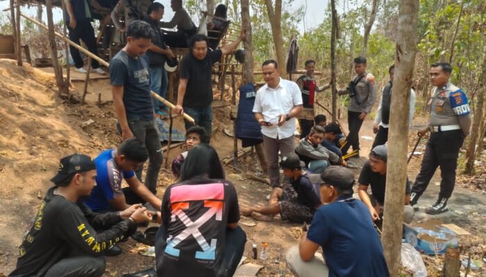 Gerebek Pondok Kebun, Polisi Amankan 2 Tersangka dan Ratusan Paket Sabu