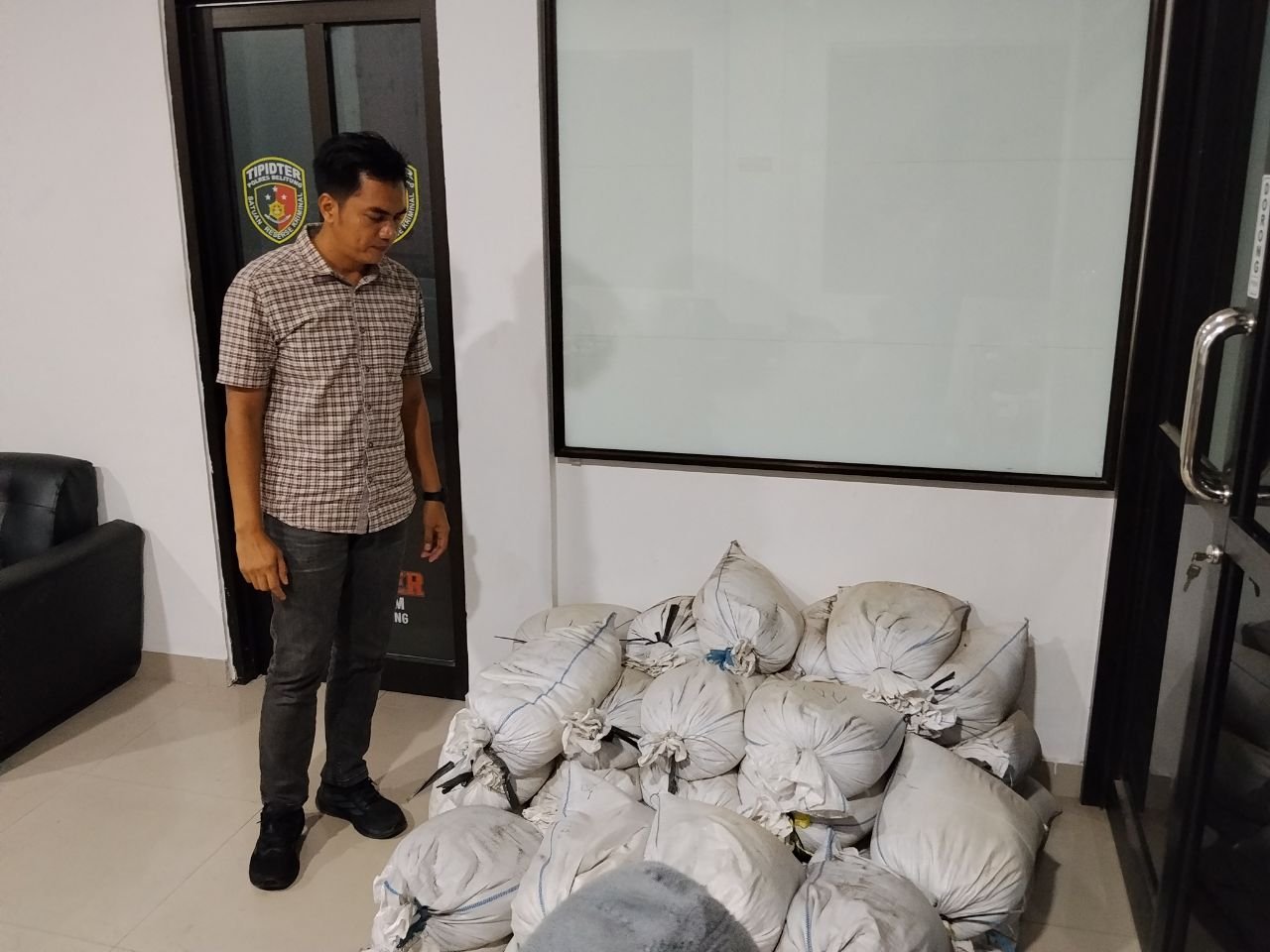Ungkap kasus pengiriman Timah. Foto: Istimewa.
