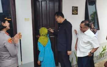 Pemberian bantuan rumah warga Kelapa. Foto: Rizki Ramadhani.