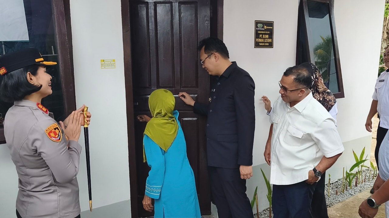 Pemberian bantuan rumah warga Kelapa. Foto: Rizki Ramadhani.