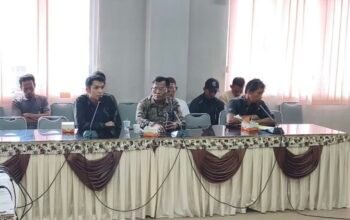 Nelayan Air Nyatoh mengadu soal tambang DAS Kampak. Foto: Rizki Ramadhani.