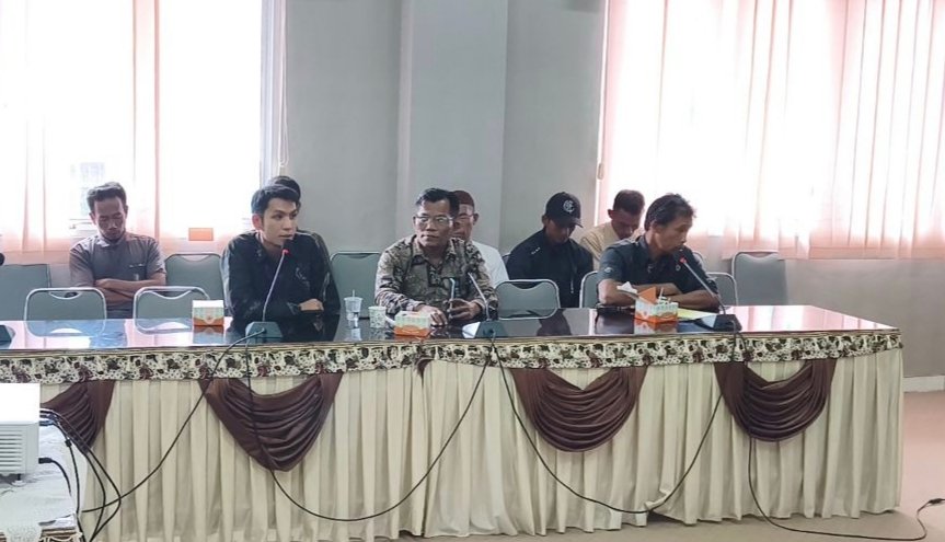 Nelayan Air Nyatoh mengadu soal tambang DAS Kampak. Foto: Rizki Ramadhani.